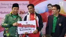 Pelari muda Indonesia, Lalu Muhammad Zohri (tengah) menerima bonus dari Menpora Imam Nahrawi di Terminal 3 Bandara Soetta, Tangerang, Selasa (17/7). Lalu M Zohri meraih emas lari 100m putra di Kejuaraan Dunia U-20 IAAF. (Liputan6.com/Helmi Fithriansyah)