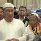 Tanpa aba-aba, para jemaah lalu menghambur ke arah Menteri Agama Lukman Hakim Saifuddin kala dia tiba di sana.