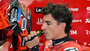 Diketahui, Juara Dunia MotoGP 2025 Marc Marquez belum pernah meraih kemenangan di di Sirkuit Internasional Mandalika. Tampak dalam foto, pembalap MotoGP Spanyol dari Tim Ducati Lenovo, Marc Marquez mengenakan helmnya saat bersiap untuk sesi latihan bebas jelang Grand Prix MotoGP Indonesia di Sirkuit Internasional Mandalika, Nusa Tenggara Barat pada 3 Oktober 2025. (SONNY TUMBELAKA/AFP)