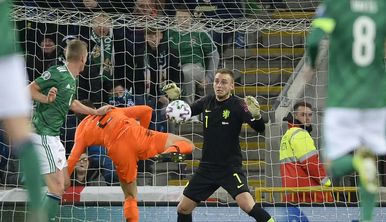Bek Belanda, Joel Veltman, berusaha mengamankan bola saat melawan Irlandia Utara pada laga Kualifikasi Piala Eropa 2020 di Windsor Park, Belfast, Sabtu (16/11). Kedua negara bermain imbang 0-0. (AFP/Mark Marlow)