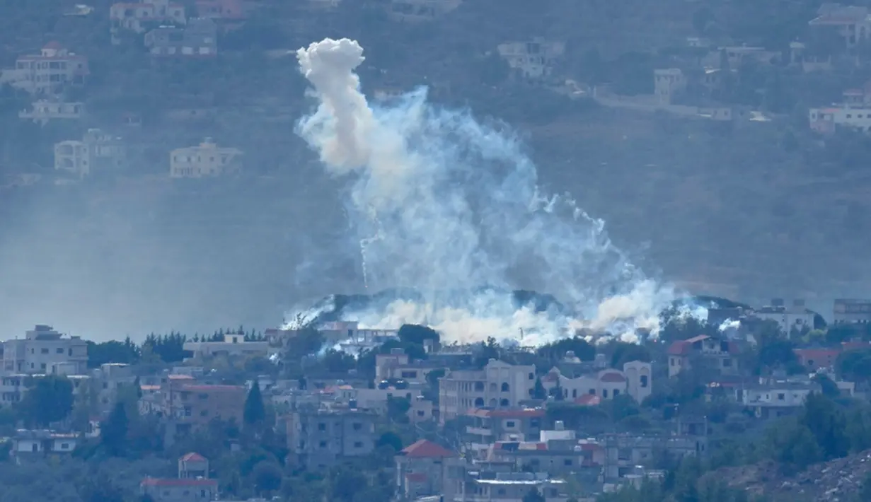 Sementara dari pihak Israel, enam tentara dan tiga warga sipil tewas selama bentrokan dengan Hizbullah terjadi. (AP Photo/Hussein Malla)