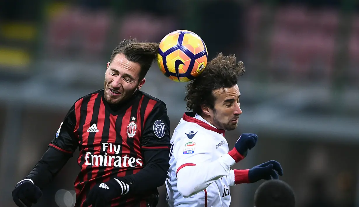 Duel pemain AC Milan, Andrea Bertolacci (kiri) dengan pemain Cagliari, Davide Di Gennaro pada lanjutan Serie A di San Siro stadium, Milan (8/1/2017). AC Milan menang 1-0.  (AFP/Filippo Monteforte)