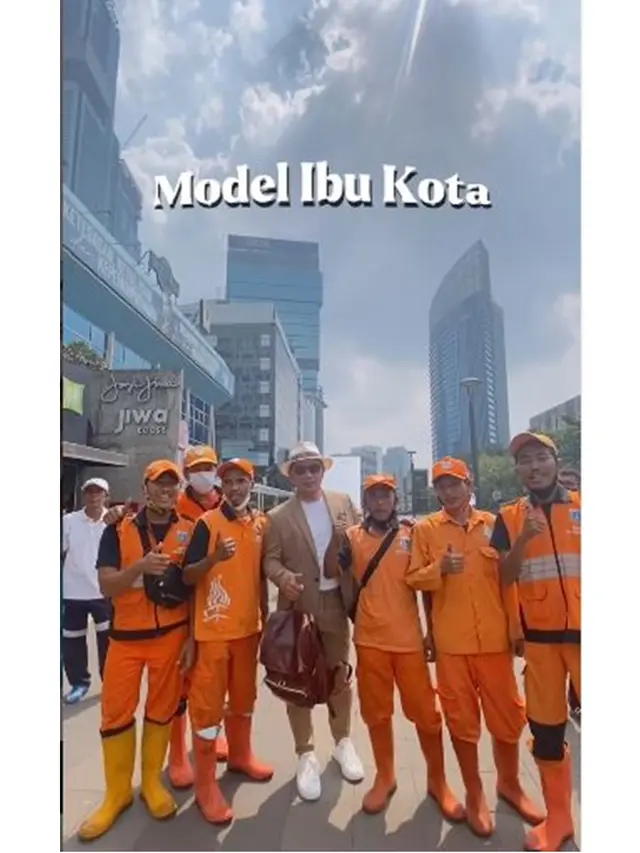 6 Potret Ridwan Kamil Ikut Catwalk di Citayam Fashion Week, Dikawal Para Ojol