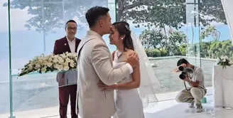 Gritte Agatha dan Arif Hidayat resmi menikah dan menggelar pernikahan intimate di Ayana Resort Bali, Sabtu (26/8). [@ariantofuriady]