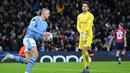 Pemain Manchester City, Erling Haaland memungut bola setelah mencetak gol ke gawang RB Leipzig pada laga lanjutan Grup G Liga Champions 2023/2024 yang berlangsung di Etihad Stadium, Manchester, Rabu (29/11/2023). (AFP/Paul Ellis)