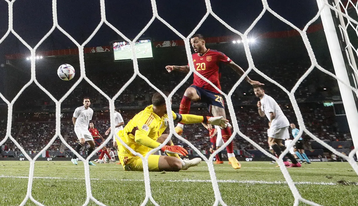 <p>Gol Joselu pada akhir babak kedua memastikan kemenangan Spanyol setelah sebelumnya unggul cepat melalui gol Yeremy Pino. Italia hanya mampu mencetak satu gol lewat eksekusi penalti Ciro Immobile. (AP Photo/Martin Meissner)</p>