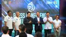 Ketum PSSI Erick Thohir (ketiga kiri) bersama Waketum PSSI Zainudin Amali (ketiga kanan), Dirut BRI Sunarso (kedua kiri), Wadirut BRI Catur Budi Harto (kiri), Dirut LIB Ferry Paulus (kedua kanan) dan Direktur Programming SCM Harsiwi Achmad (kanan) saat peluncuran BRI Liga 1 2023/2024 di Jakarta, Senin (26/6/2023). (Bola.com/Abdul Aziz)