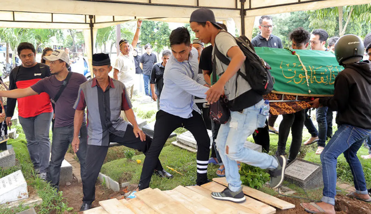 [Bintang] Pemakaman Ayah Enda Ungu