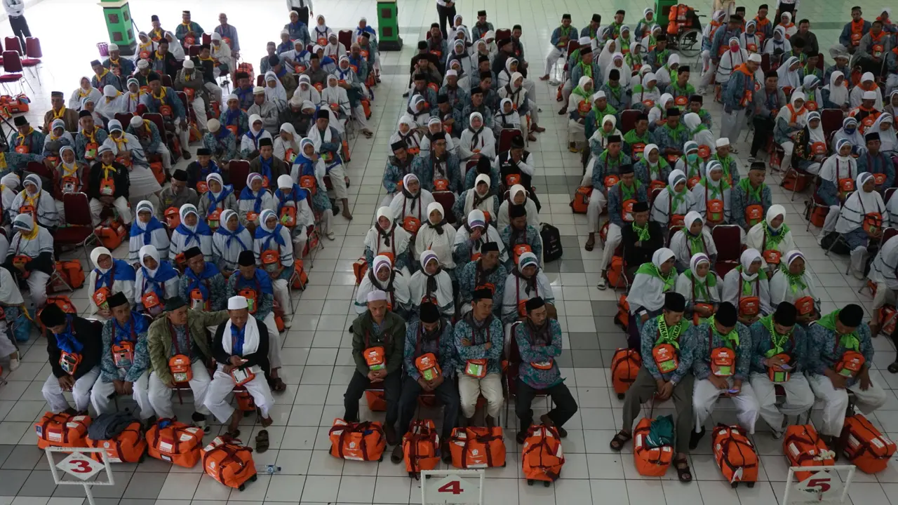 Calon jemaah haji kloter I asal Banjarnegara tiba di Asrama haji Donohudan Boyolali, Kamis 27 Juli 2017