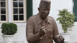 Patung Presiden pertama RI Sukarno dengan pose 'Kawan Revolusi' di depan Museum Fatahillah, kawasan Kota Tua, Jakarta, Rabu (15/11). Patung-patung tersebut memperlihatkan Sukarno dengan berbagai pose. (Liputan6.com/Immanuel Antonius)