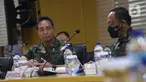 Panglima TNI Jenderal Andika Perkasa saat mengikuti rapat dengan Komite I DPD di Nusantara VI, Kompleks Parlemen MPR/DPR-DPD, Senayan, Jakarta, Selasa (8/2/2022). Rapat kerja ini membahas mengenai Pelaksanaan UU Nomor 43 Tahun 2008 tentang Wilayah Negara. (Liputan6.com/Angga Yuniar)