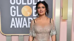 Salma Hayek tiba pada acara Golden Globe Awards 2023 di Beverly Hilton Hotel, Beverly Hills, California, Amerika Serikat, 10 Januari 2023. Gaun yang dikenakan bintang Eternals tersebut dibuat khusus oleh Gucci. (Photo by Jordan Strauss/Invision/AP)