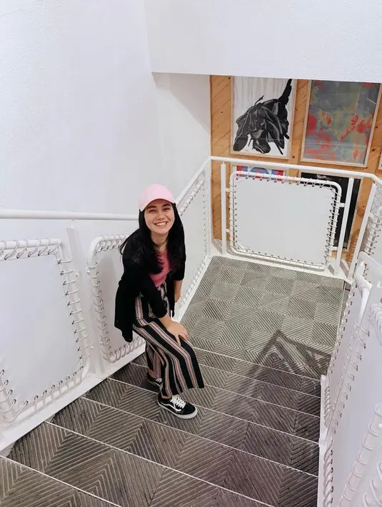 Cocok untuk hangout, padukan t-shirt warna pink, dengan cardigan, dan stripes cullote pants. Biar makin kece, tambahkan pula topi warna pink yang serasi. (Instagram/ersyaurel).