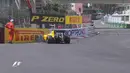 Giliran Kevin Magnussen (Renault) yang mengalami kesulitan saat sesi latihan kedua ajang F1 GP Monaco, Kamis (26/5). Mobilnya menabrak tembok pembatas di tikungan terakhir. (twitter.com/F1)