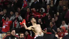 Pemain Benfica, Jonas merayakan golnya ke gawang Zenit pada leg pertama 16 besar Liga Champions di Estadio do Sport Lisboa, Rabu (17/2/2016) dini hari WIB. (AFP / Francisco Leong)