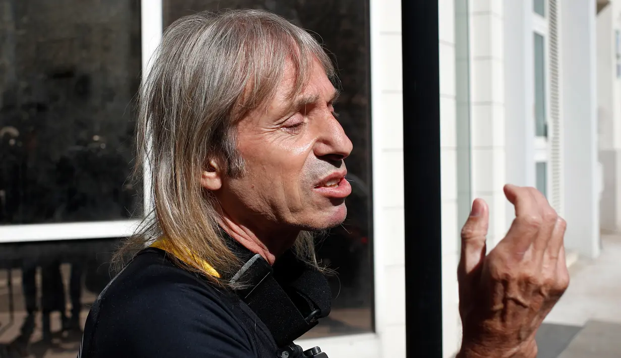 Alain Robert atau juga dikenal dengan nama 'Spiderman Prancis' usai memanjat gedung di pusat bisnis La Defense, Paris, Prancis, Rabu (14/3). (AP Photo/Francois Mori)