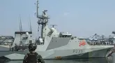 Personel Korps Marinir Indonesia menyambut kedatangan Kapal Perang Kerajaan Inggris His Majesty’s Ship (HMS) Tamar di Pelabuhan Tanjung Priok, Jakarta pada Rabu 17 Juni 2026. (BAY ISMOYO/AFP)