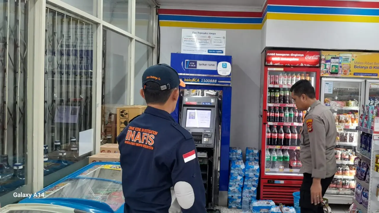 Polisi olah TKP aksi pembobolan mesin ATM di dalam toko retail di Bandar Lampung.  Foto : (Istimewa).