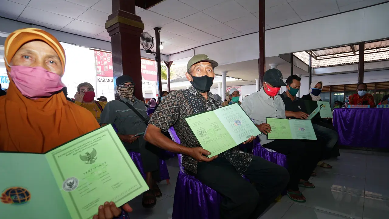 Serahkan 500 Sertifikat PTSL, Bupati Anas Pesan ke Warga Tentukan Skala Prioritas 