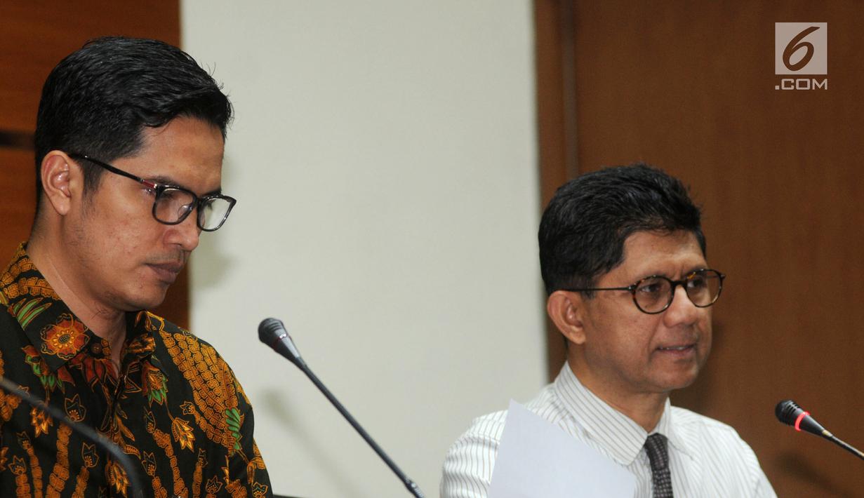 Wakil Ketua KPK Laode Muhammad Syarif (kanan) didampingi Jubir KPK Febri Diansyah memberi keterangan dugaan TPPU, Jakarta, Jumat (18/5). Sebuah korporasi diduga menampung uang hasil korupsi Bupati Kebumen Mohamad Yahya Fuad. (Merdeka.com/Dwi Narwoko)