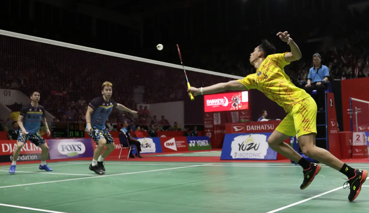 Ganda putra Indonesia, Rian Ardianto, berusaha memukul kok saat melawan rekan senegaranya pada Indonesia Masters 2019 di Istora Senayan, Jakarta, Rabu (23/1). Fajar / Rian gagal lolos ke semifinal. (Bola.com/Yoppy Renato)