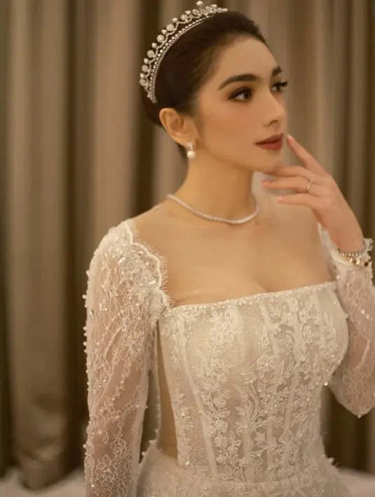 <p>Angel Karamoy baru saja membagikan potret foto hingga video singkat terbarunya dirinya mengenakan gaun putih bak pengantin. Ia pun menampilkan sisi feminimnya. [@realangelkaramoy]</p>