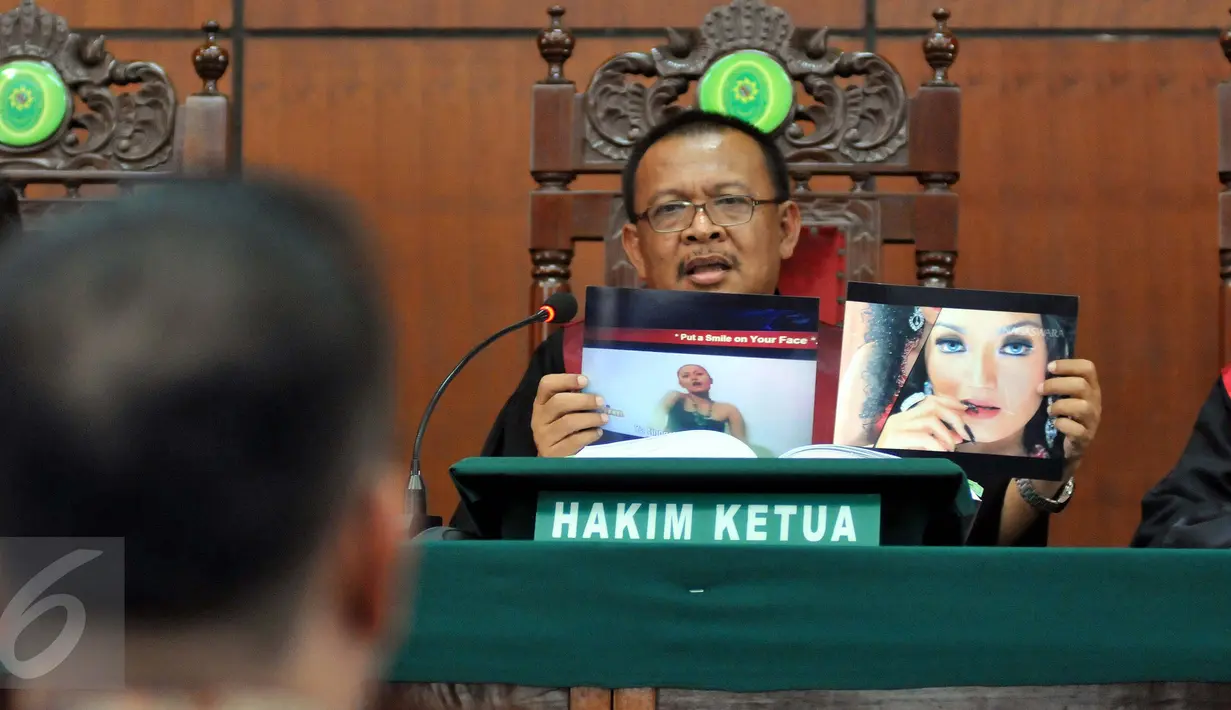 Sidang lanjutan dugaan pelanggaran hak cipta oleh PT Vista Pratama kembali digelar di Pengadilan Negeri Jakarta Utara pada Selasa (18/8/2015). Hakim Ketua tampak memperlihatkan barang bukti foto dalam sidang tersebut. (Liputan6.com/Panji Diksana)