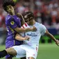 Gelandang Sevilla, Grzegorz Krychowiak (kanan) berebut bola dengan gelandang Matias Fernandez pada leg pertama semifinal Europa League di Stadion Ramon Sanchez, Kamis (7/5/2015). Sevilla menang 3-0 atas Fiorentina. (AFP PHOTO/Cristina Quicler)