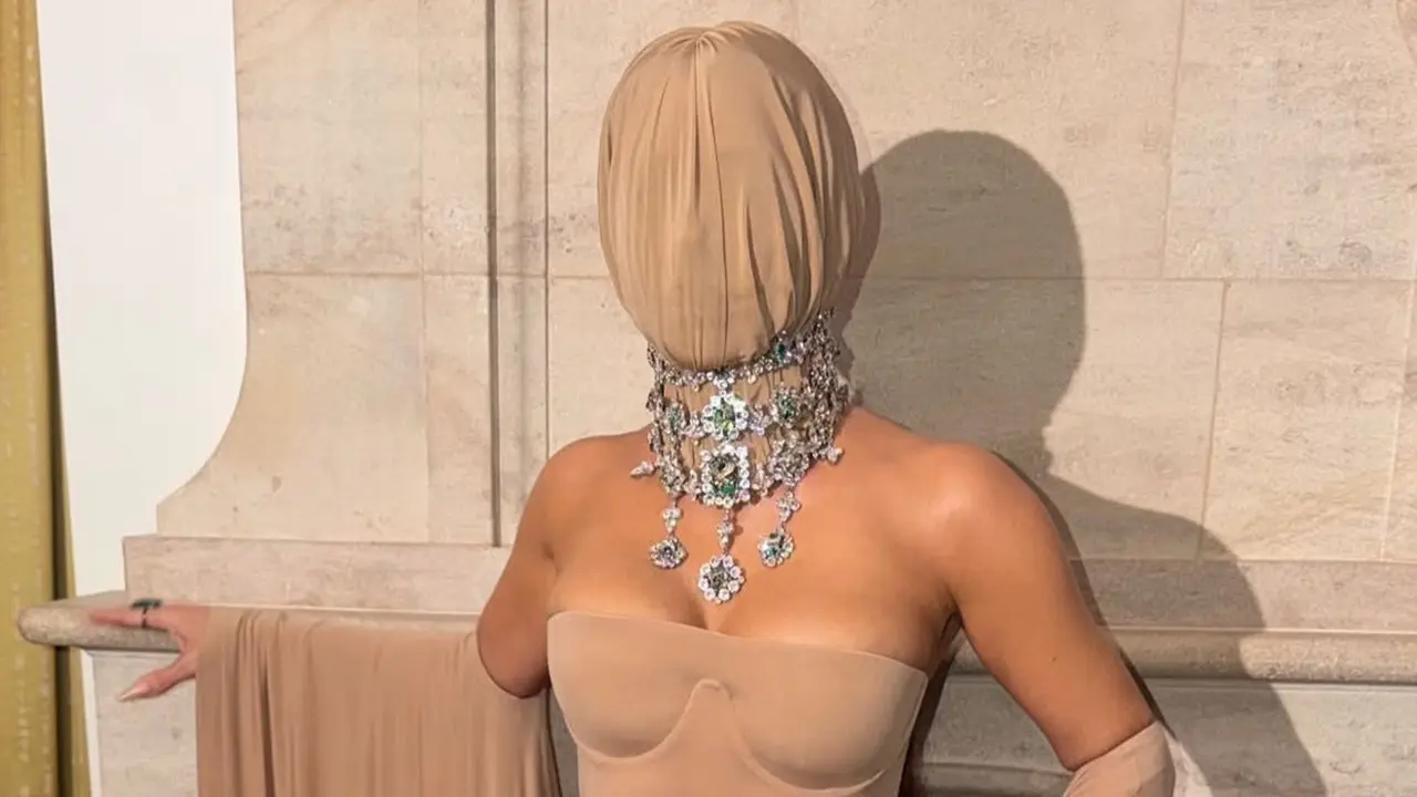 Kim Kardashian di Academy Museum Gala 2025 tampil misterius kenakan penutup kepala. [@kimkardashian]