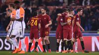Para pemain AS Roma merayakan kemenangan atas Shakhtar Donetsk pada leg kedua 16 besar Liga Champions 2017-2018  di Stadion Olimpico, Rabu (14/3). AS Roma melaju ke perempatfinal usai menyingkirkan Shakhtar Donetsk 1-0. (Filippo MONTEFORTE/AFP)