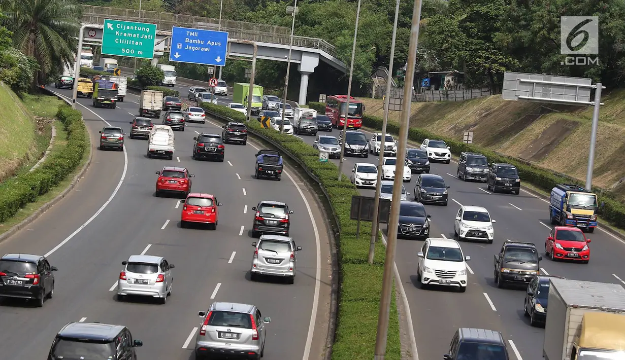 Kendaraan melintasi ruas jalan tol di Jakarta, Selasa (12/3). Badan Pengatur Jalan Tol (BPJT) Kementerian Pekerjaan Umum dan Perumahan Rakyat (PUPR) mencatat, ada 15 ruas tol yang bakal naik pada tahun ini. (Liputan6.com/Immanuel Antonius)