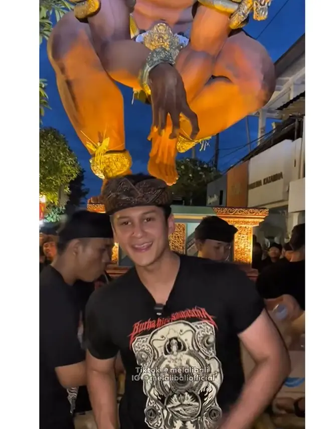 6 Potret Antonio Blanco Ikut Arak Ogoh-Ogoh, Rayakan Nyepi di Ubud Bali