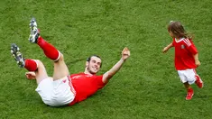 Penyerang Wales, Gareth Bale meluangkan waktu bersama putrinya, Alba seusai memenangkan laga atas Irlandia Utara dalam babak 16 besar Euro 2016 di Parc des Princes, Paris, Prancis, Minggu (26/6). (REUTERS/ Christian Hartmann)