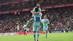 Pemain FC Barcelona, Paulinho Bezerra dan Lionel Messi merayakan gol saat melawan Athletic Bilbao pada lanjutan La Liga Santander di San Mames stadium, Bilbao, (28/102017). Barcelona menang 2-0. (AP/Alvaro Barrientos)