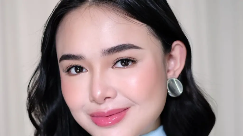 Pesona Amanda Manopo pakai baju biru. [@louisedaniellaa]