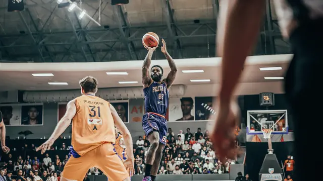 Aksi pemain Pelita Jaya Anthony Beane saat mengalahkan Satria Muda di game 3 semifinal IBL 2025