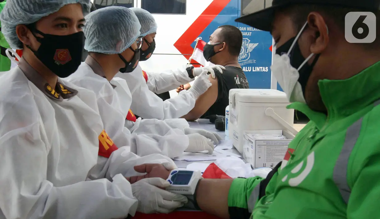 Petugas medis melakukan vaksinasi Covid-19 di sela-sela peluncuran Gerakan Vaksinasi Merdeka di Mapolda Metro Jaya, Jakarta (01/08/2021). Gerakan Vaksinasi Merdeka sebagai strategi untuk mencapai target 70% vaksinasi di Hari Kemerdekaan. (Liputan6.com/HO/Ading)