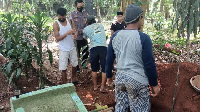 Pembongkaran Makam Asiah Oleh Keluarga Dan Warga Setempat. (Sabtu, 26/06/2021).