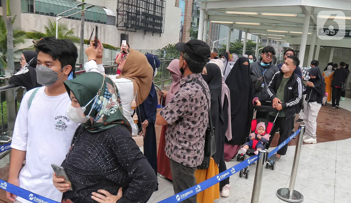 Sejumlah warga antre di anjungan Halte Transjakarta Bundaran HI , Jakarta, Minggu (16/10/2022). Anjungan yang berada di lantai dua Halte Transjakarta Bundaran HI ini dapat menampung 20 orang dan menjadi spat foto baru dengan latar belakang Patung Selamat Datang dan air mancur Bundaran HI. (Liputan6.com/Angga Yuniar)