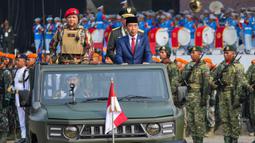 Presiden Joko Widodo menjadi Inspektur Upacara Hari Ulang Tahun (HUT) ke-79 Tentara Nasional Indonesia (TNI). (AP Photo/Tatan Syuflana)
