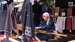 Perajin memeragakan proses penenunan kain di Festival Sarung Indonesia 2019, Plaza Tenggara Kompleks GBK, Jakarta, Minggu (3/3). Festival ini untuk menghidupkan kesadaran generasi muda akan kekayaan budaya Indonesia. (Liputan6.com/Helmi Fithriansyah)