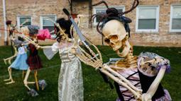 Tengkorak-tengkorak dipajang dalam acara Highwood Skeleton Invasion yang digelar di Highwood, Illinois, Amerika Serikat (AS), pada 22 Oktober 2020. Ratusan tengkorak dipajang di Highwood dalam acara bertajuk Skeleton Invasion (Invasi Tengkorak). (Xinhua/Joel Lerner)