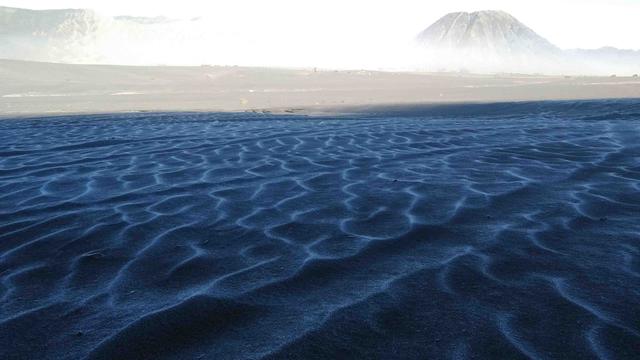 Saat Embun Es Tiba Lebih Cepat di Kawasan Bromo dan Semeru
