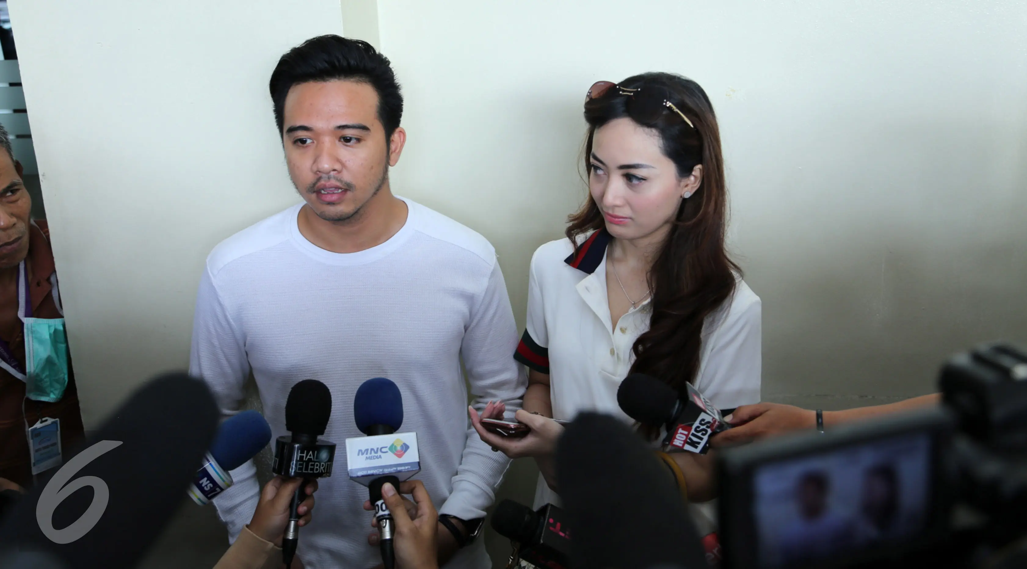 Roby Geisha dan istri, Cinta Ratu Nansya usai menjenguk Julia Perez (Jupe) di RSCM, Selasa (25/4/2017). (Surya Hadiansyah/Liputan6.com)