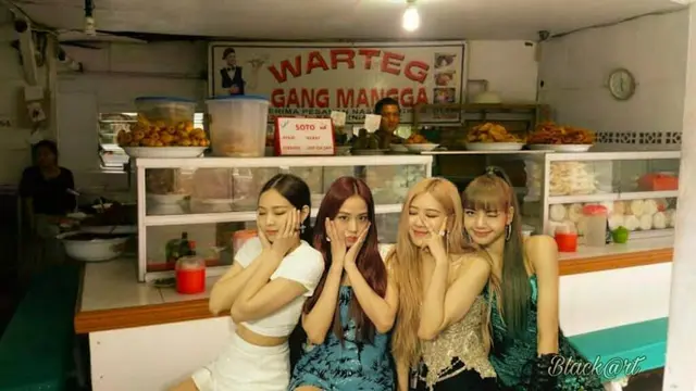 6 Editan Foto Blackpink Kompak Jaga Warung Ini Kocak