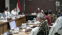 Menko PMK Puan Maharani memimpin Rakor Tingkat Menteri di Kantor Kemenko PMK, Jakarta, Rabu (6/11). Rakor tersebut diikuti sejumlah menteri yakni, Menko Perekonomian Darmin Nasution, Menteri BUMN Rini Soemarno dan Gubernur BI. (Liputan6.com/Faizal Fanani)