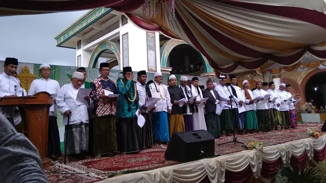Deklarasi organisasi keturunan wali songo, Naqobah Ansab Awliya' Tis'ah, disingkat NAAT di halaman Pasarean Syaikhona Kholil Desa Martajesah, Bangkalan.. (Foto: Liputan6.com/Mustofa Aldo)