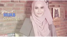 Artis Zaskia Adya Mecca memberikan tips bagaimana memakai jilbab yang bisa menopang kegiatan sehari-hari (casual) seperti saat bekerja atau aktivitas lain.