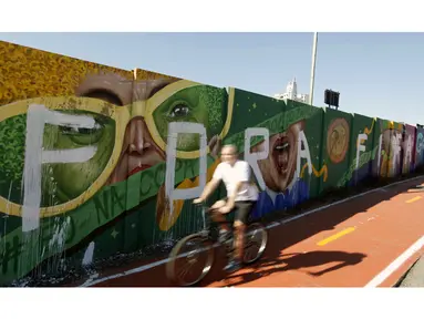 Jelang perhelatan Piala Dunia 2014, sejumlah tembok di Sao Paolo, Brasil dipenuhi lukisan grafiti, (3/6/2014). (REUTERS/Paulo Whitaker)