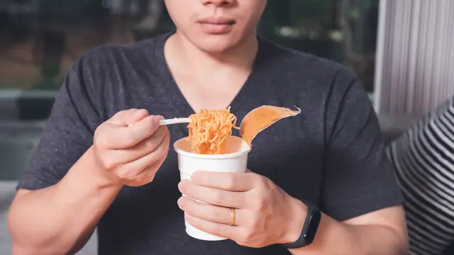 Ilustrasi makan mi instan